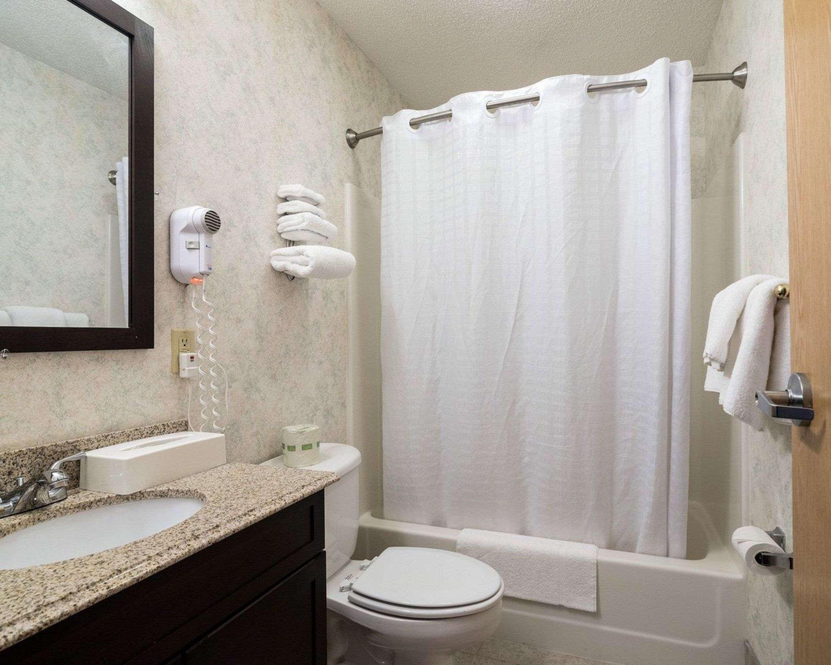 קאנאנדאיגואה Econo Lodge Inn & Suites מראה חיצוני תמונה