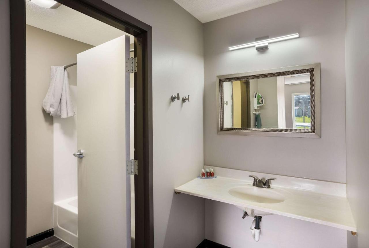 קאנאנדאיגואה Econo Lodge Inn & Suites מראה חיצוני תמונה
