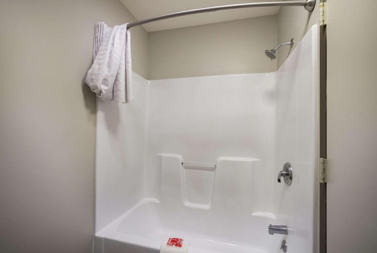 קאנאנדאיגואה Econo Lodge Inn & Suites מראה חיצוני תמונה