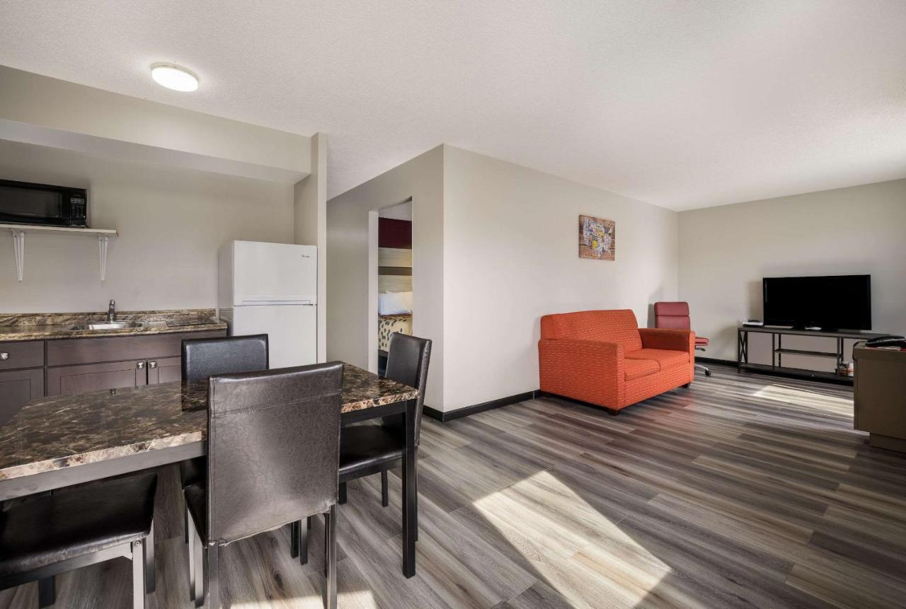 קאנאנדאיגואה Econo Lodge Inn & Suites מראה חיצוני תמונה