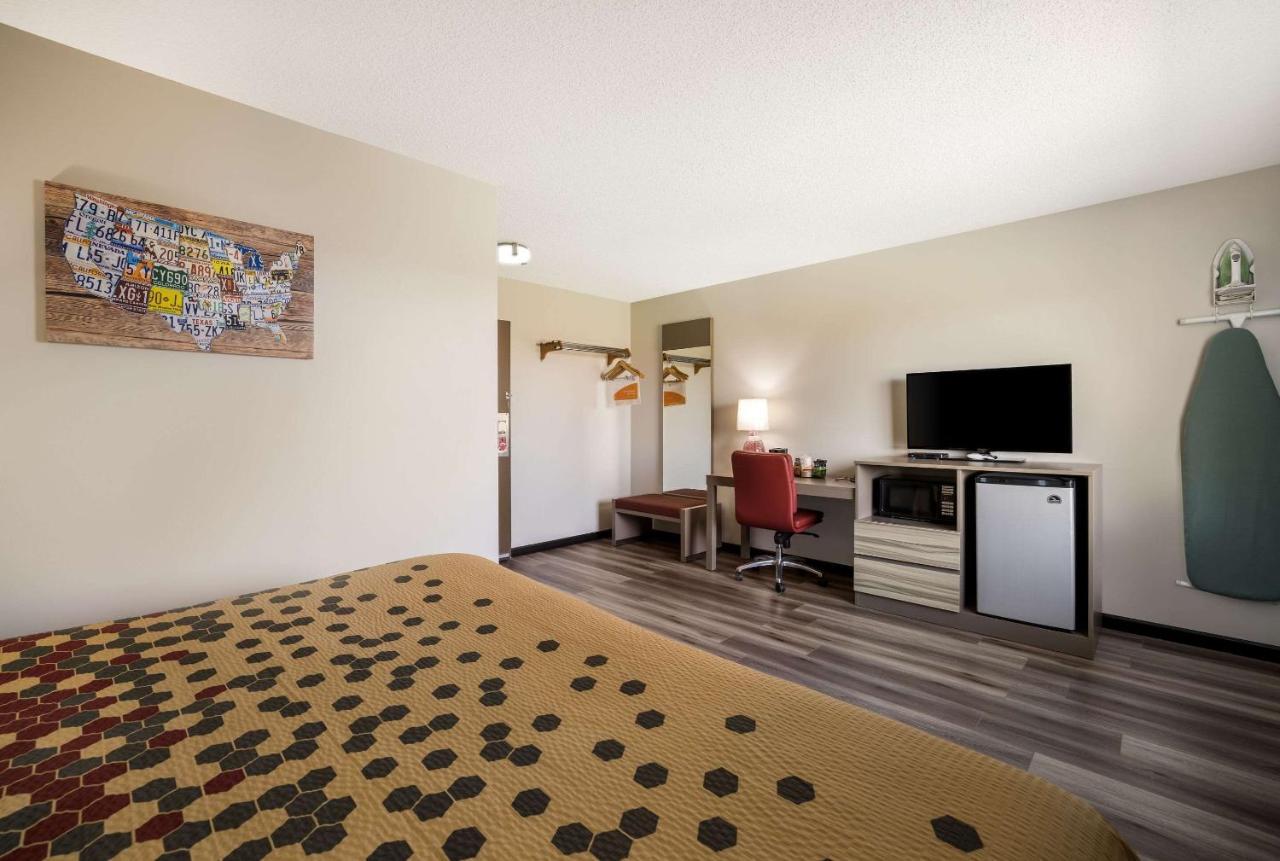 קאנאנדאיגואה Econo Lodge Inn & Suites מראה חיצוני תמונה