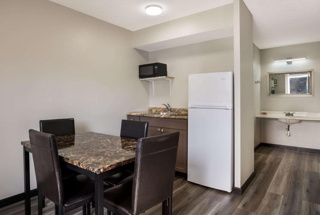 קאנאנדאיגואה Econo Lodge Inn & Suites מראה חיצוני תמונה