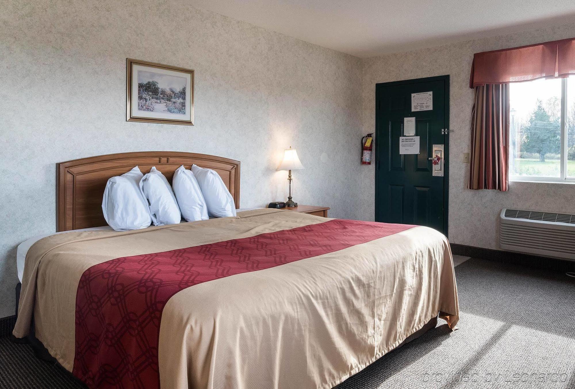 קאנאנדאיגואה Econo Lodge Inn & Suites מראה חיצוני תמונה