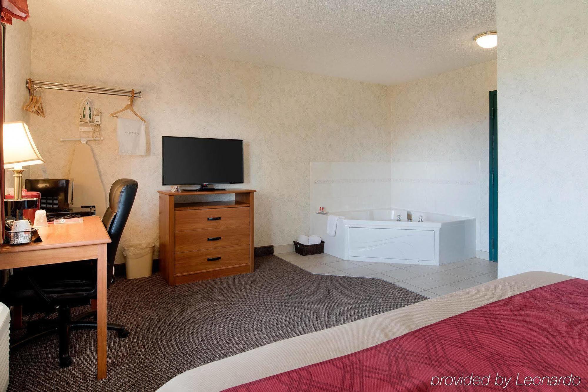 קאנאנדאיגואה Econo Lodge Inn & Suites מראה חיצוני תמונה